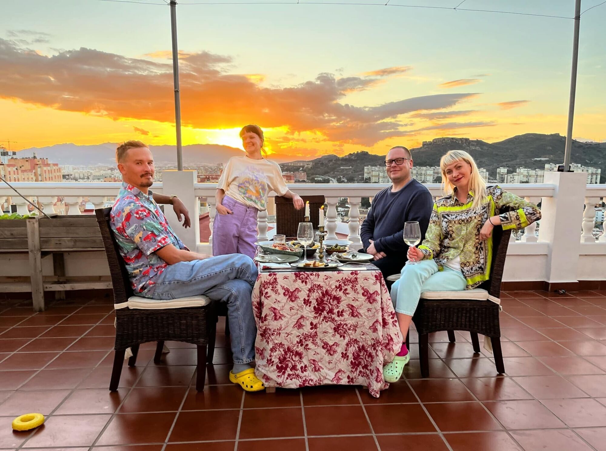 Harri ja Veronika koos ''Eluga Hispaanias'' saatetegijatega oma kodu terrassil