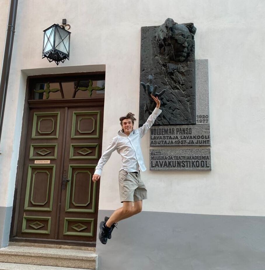 Erik Hermaküla lavakunstikooli ees