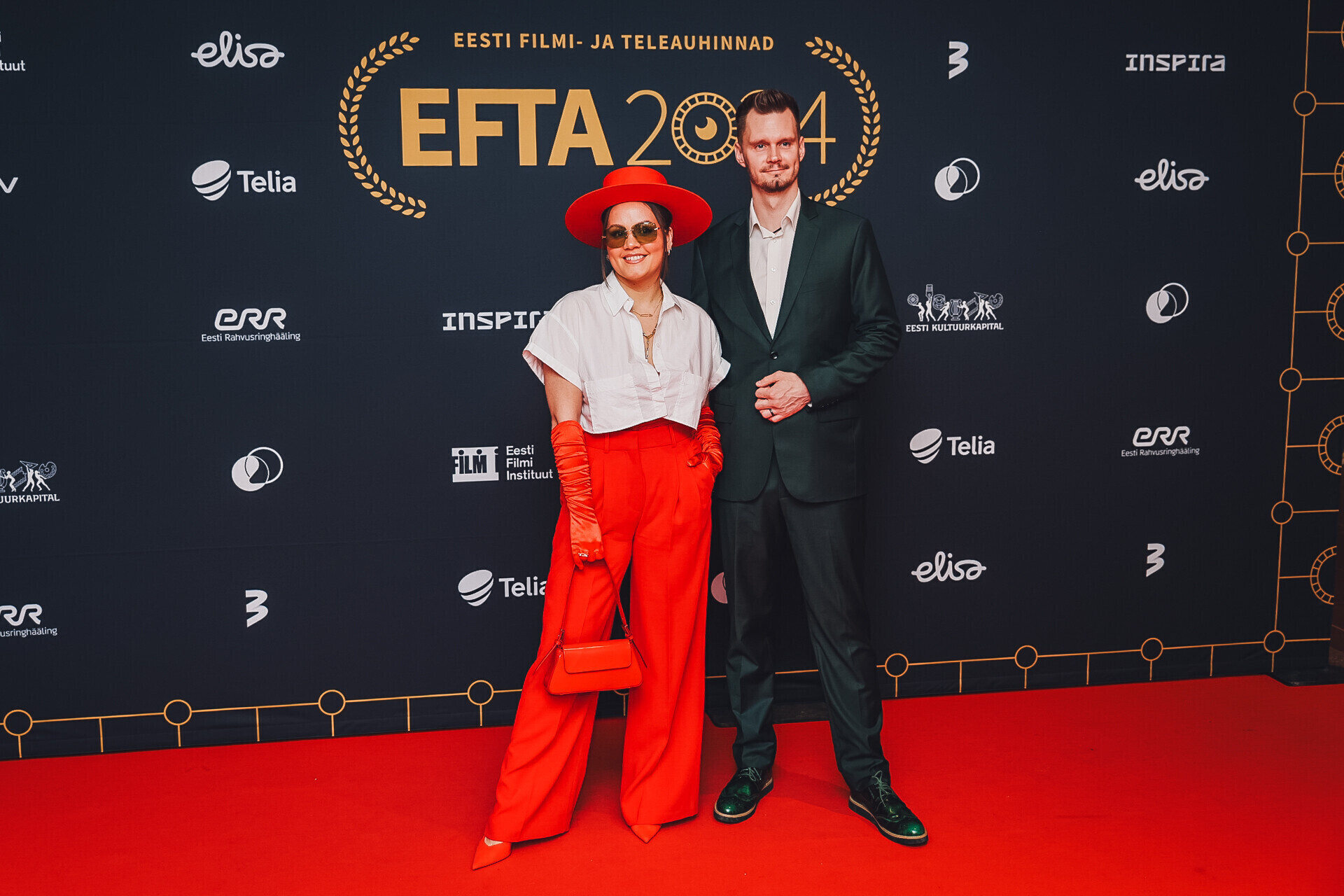 Valge ja punane rõivakopmplekt EFTA 2024 galal
