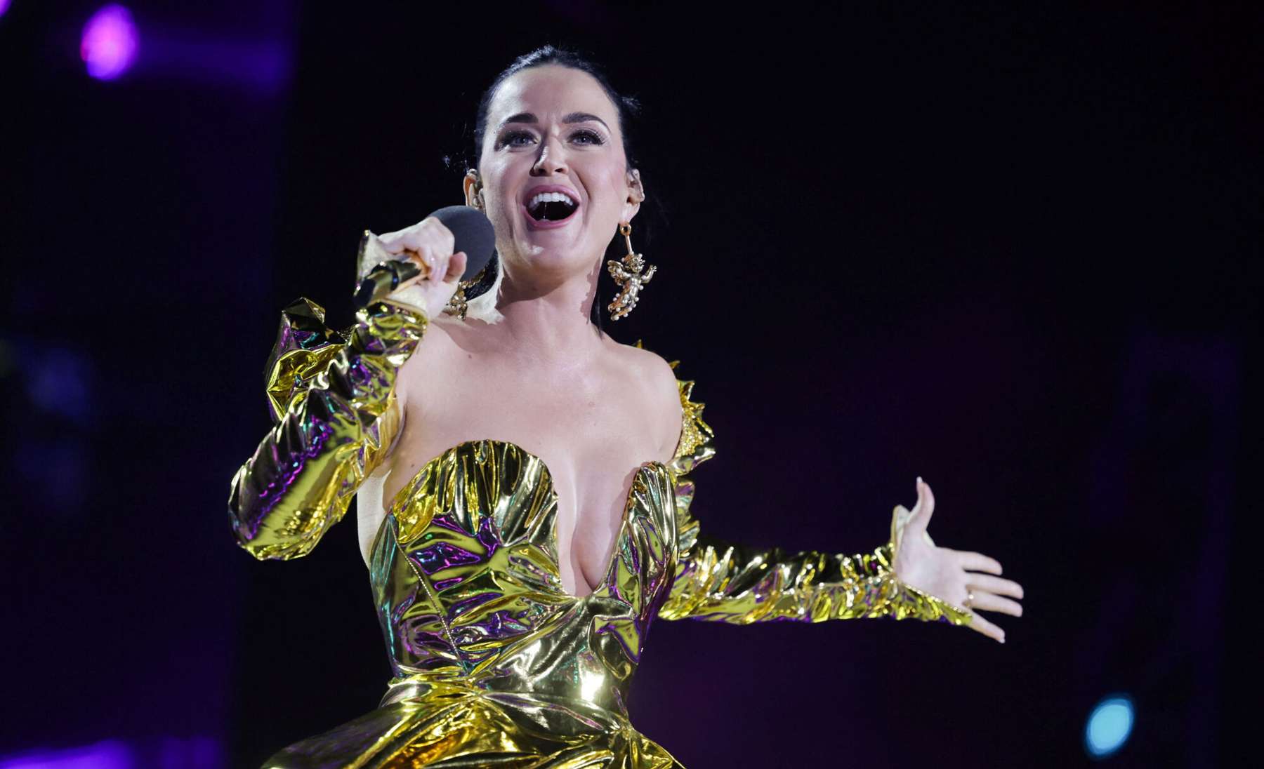 Katy Perry on langenud ebasobiva riietuse tõttu fännide pahameele alla!