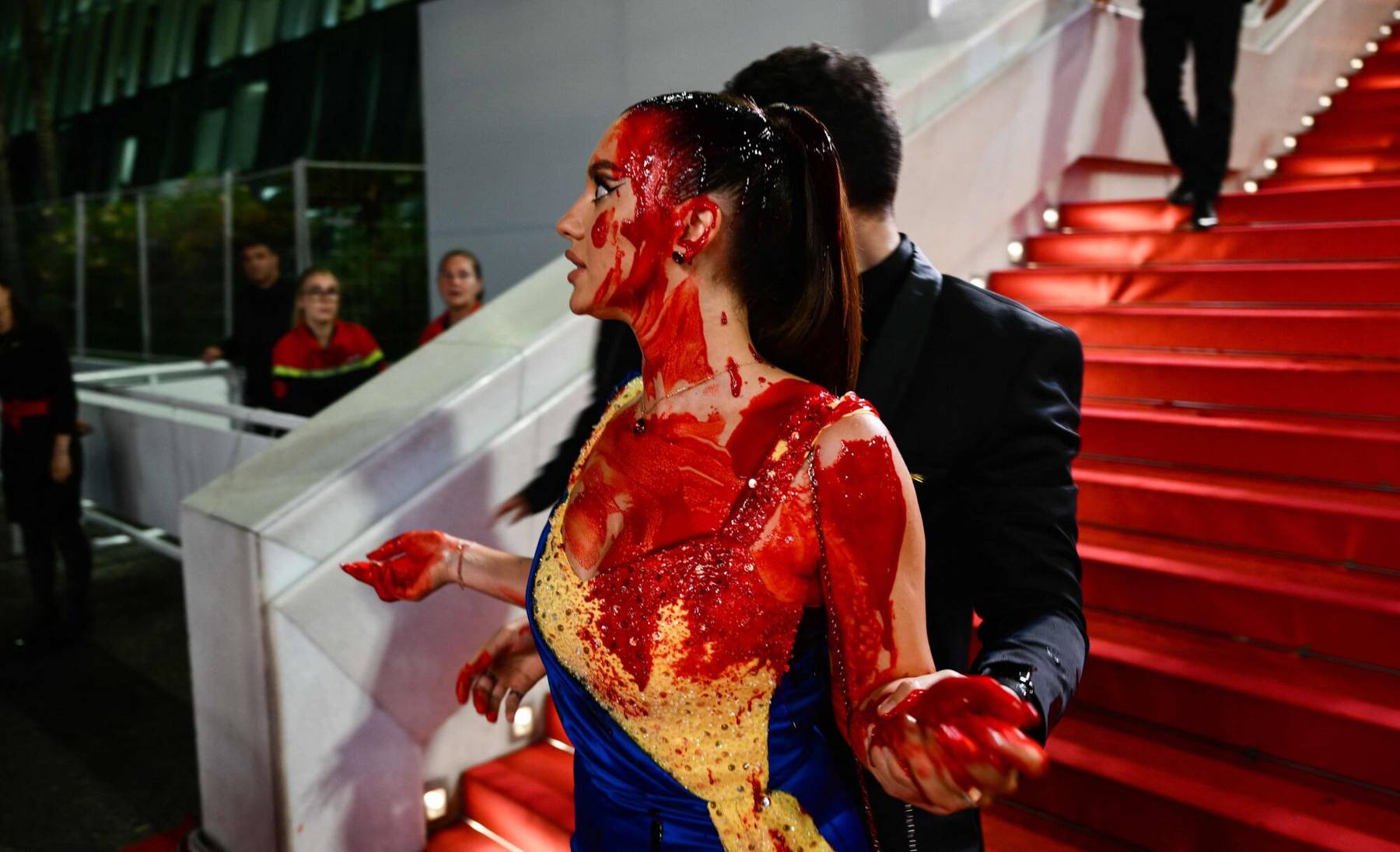Ukraina modell valas end Cannes filmifestivali punasel vaibal üle võltsverega.