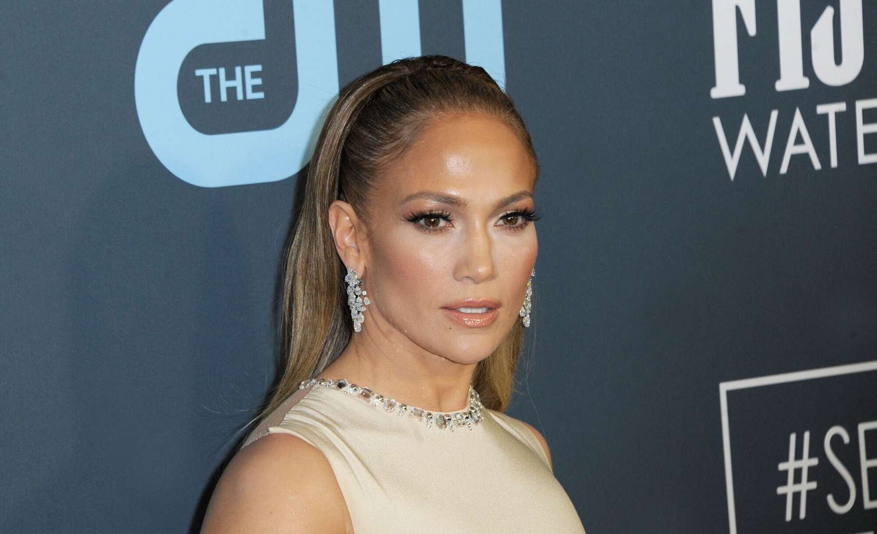 Jennifer Lopez poseeris napis rõivais