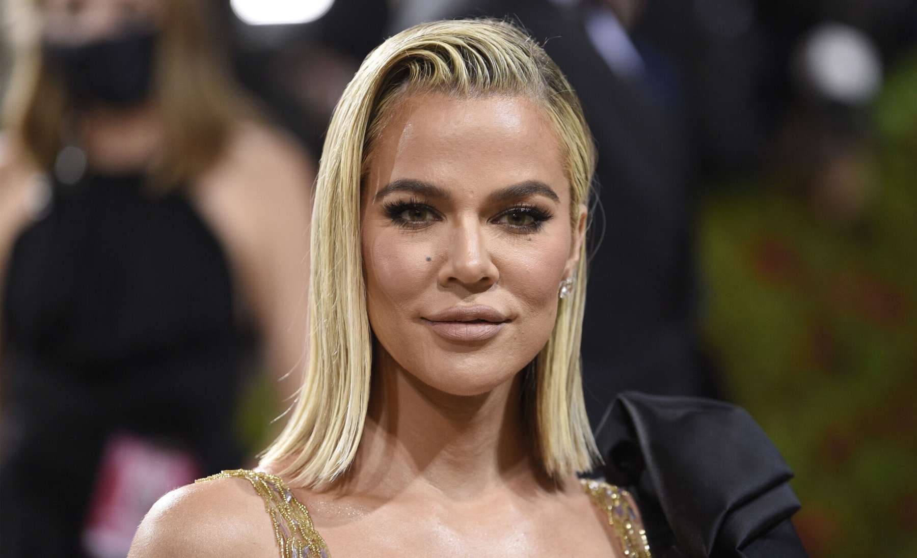 Khloe Kardashian nautis napis riietuses talverõõme