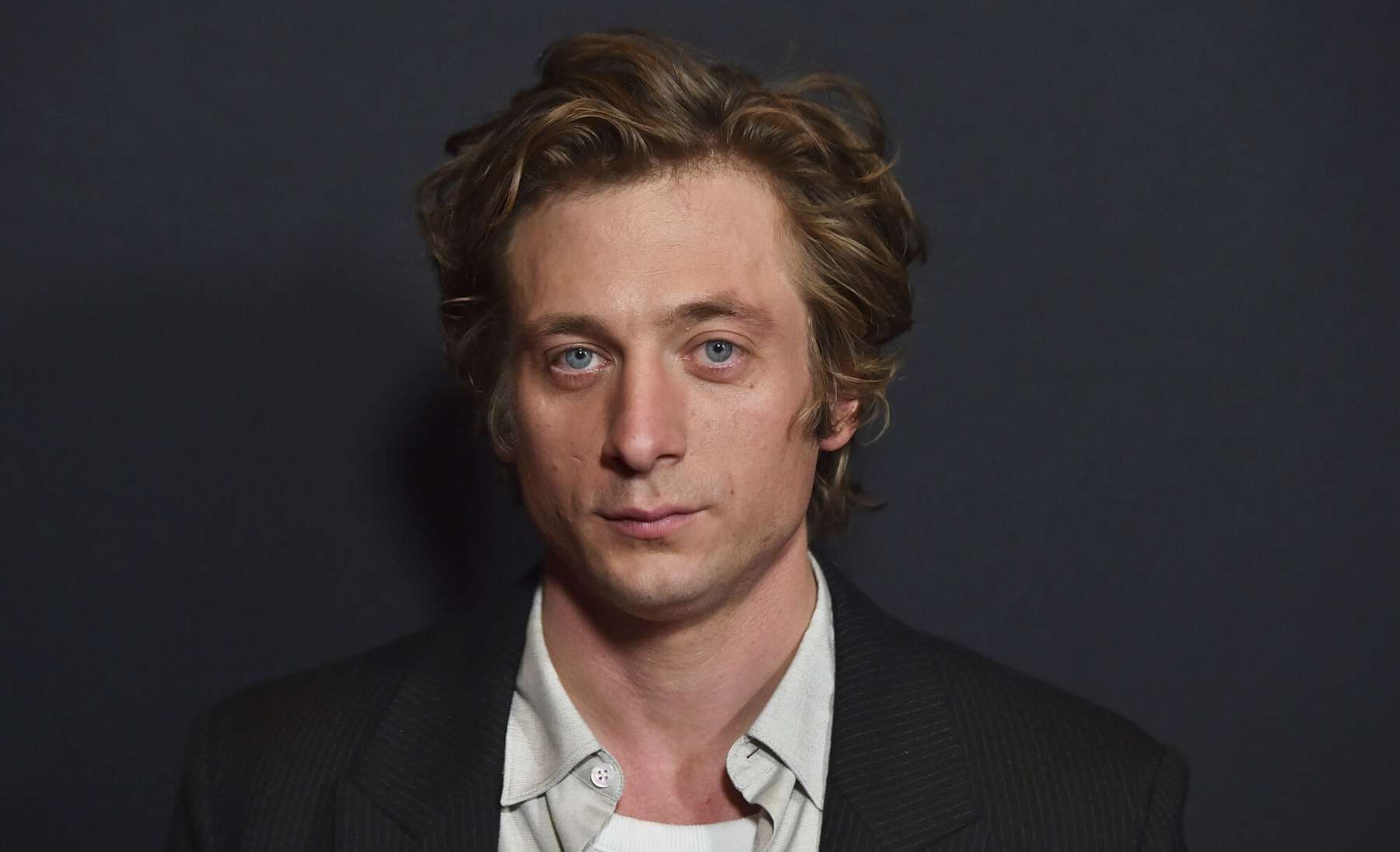 Jeremy Allen White hullutab Calvin Kleini reklaamis osalusega