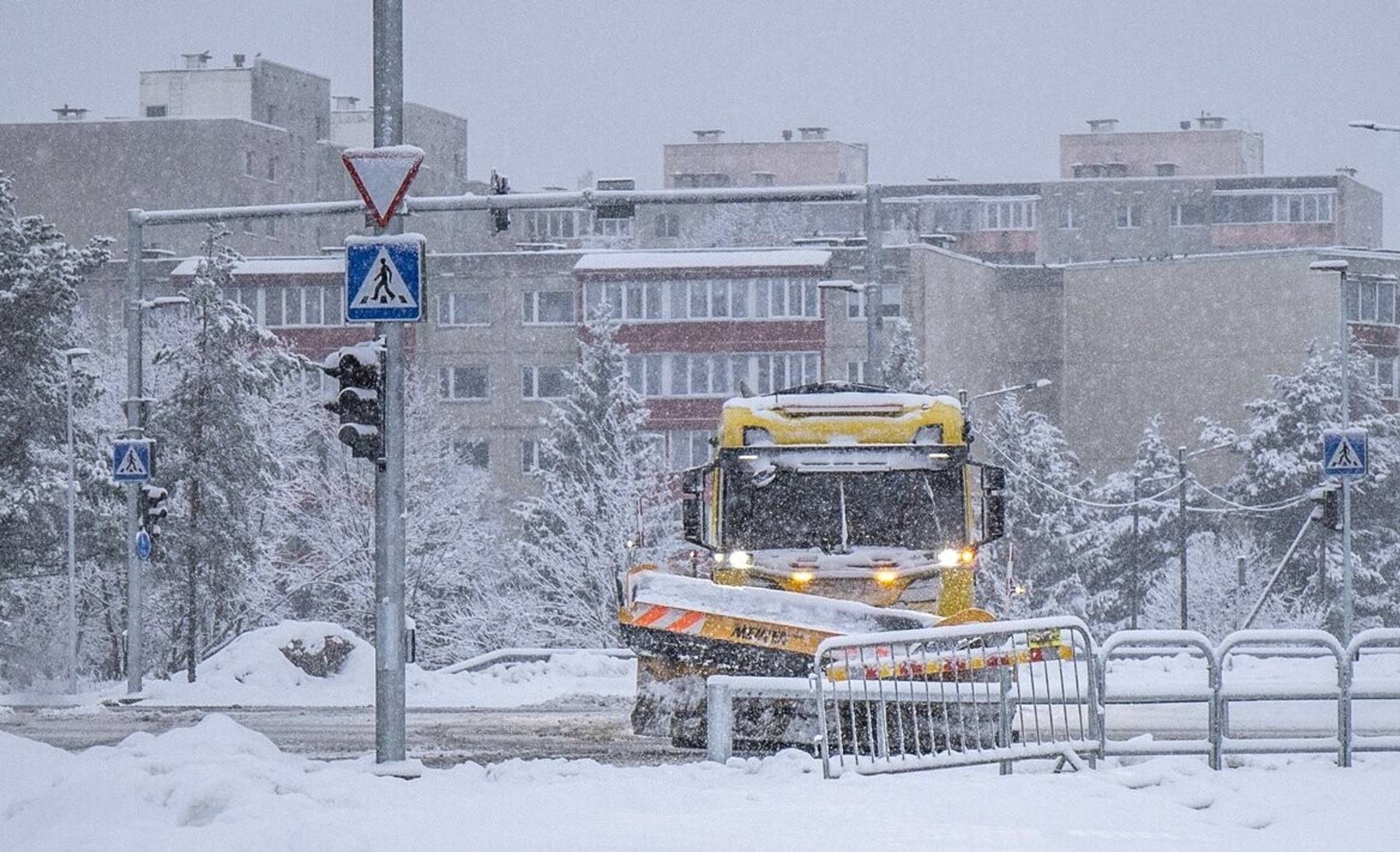 Transpordiameti teatel on teisipäeval jäävihma ja libeduse tõttu keerulised teeolud peaaegu kõikjal üle Eesti.