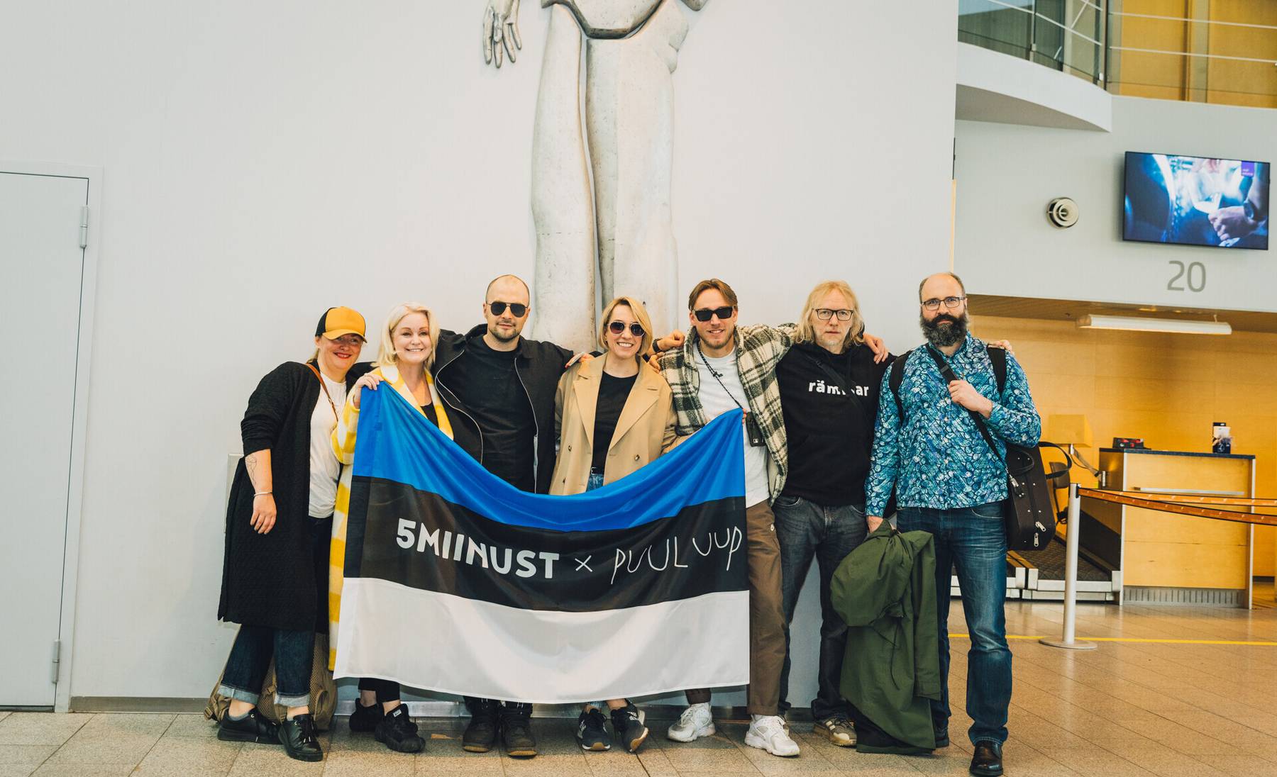 5MIINUST ja Puuluup asusid Tallinna lennujaamast Eurovisioni poole teele.