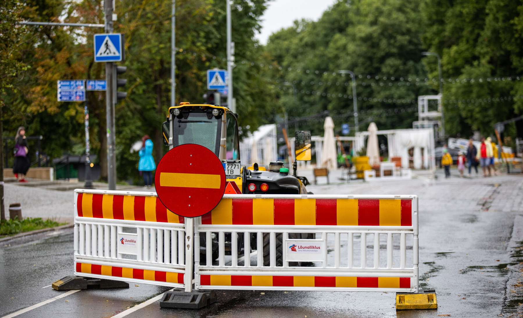 Autovabaduse puiestee kerkib vihma kiuste