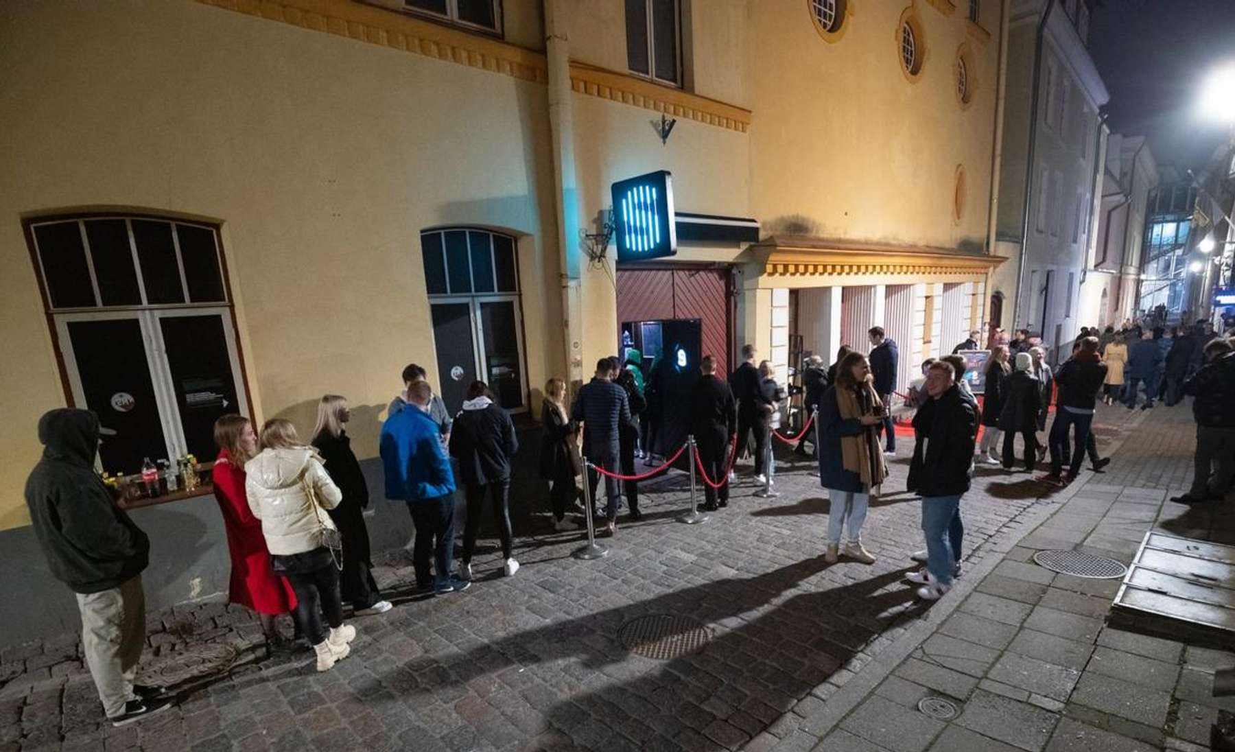 Inimesed ööklubi ees