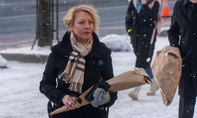Edgar Savisaare endine abikaasa Vilja Toomast saabumas matusele