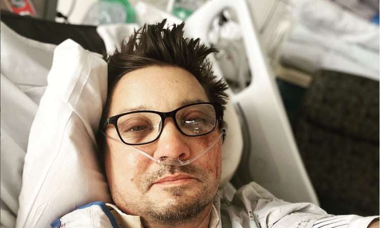 Jeremy Renner vahetult peale rasket õnnetust.