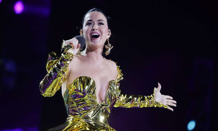 Katy Perry on langenud ebasobiva riietuse tõttu fännide pahameele alla!