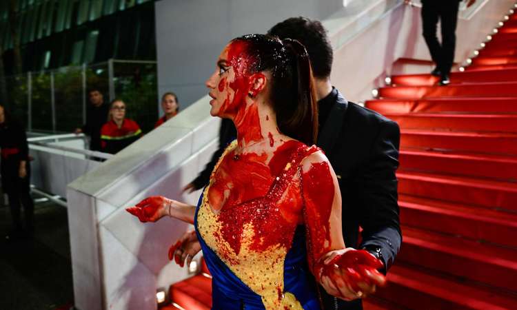 Ukraina modell valas end Cannes filmifestivali punasel vaibal üle võltsverega.