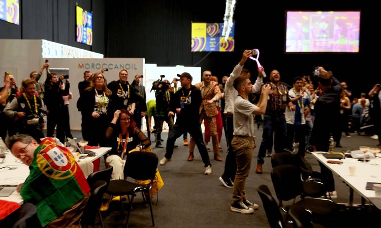 Soome pani ajakirjanikud tantsu vihtuma