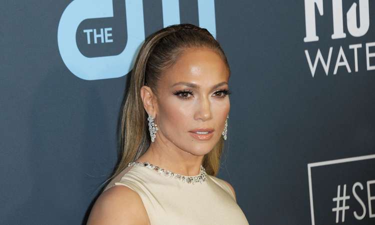 Jennifer Lopez poseeris napis rõivais