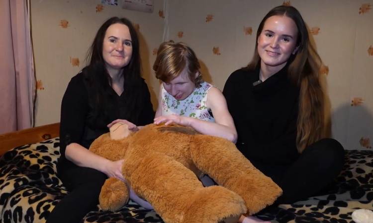 24-aastase Kelli ema ja õde on andnud kogu oma elu tema abistamiseks