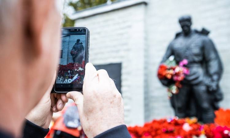 Pronkssõdur jääb endiselt Tallinnasse kaitseväe kalmistule.