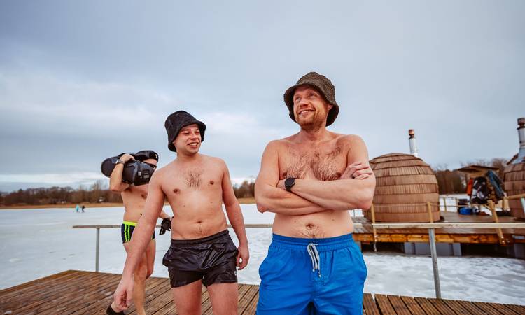 Soomlane Janne Orava (paremal) läbis Tallinnas sauna ultramaratoni.
