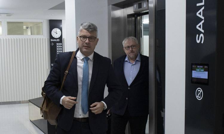Keskerakondlane Mihhail Korb ja ärimees Hillar Teder Harju maakohtus Porto Franco kohtuprotsessil 2022. aastal.