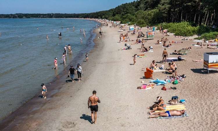 Tallinlane väljendab pahameelt Pirita randa kerkinud uute välikäimlate üle.