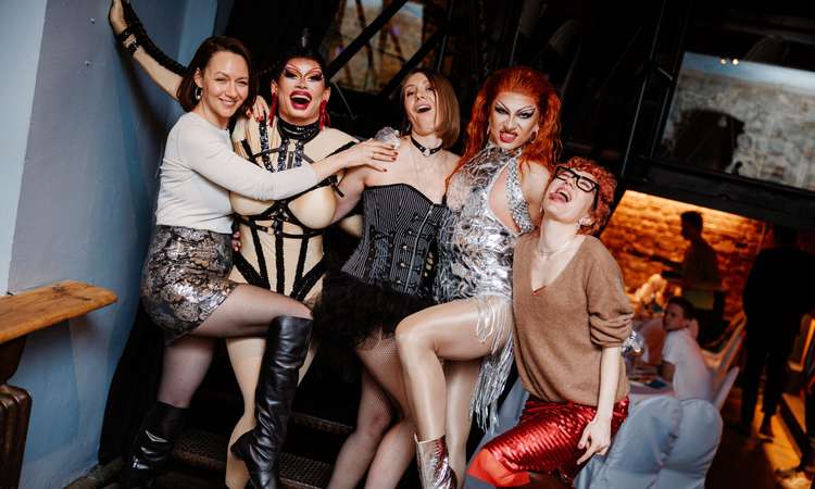 Interaktiivset seltskonnaüritust viisid läbi Eesti säravamad drag queen’id Nordika ja Vilita.