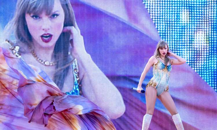 Laulja Taylor Swift esinemas „The Eras Tour” raames Edinburghis Murrayfieldi staadionil reedel, 7. juunil 2024.