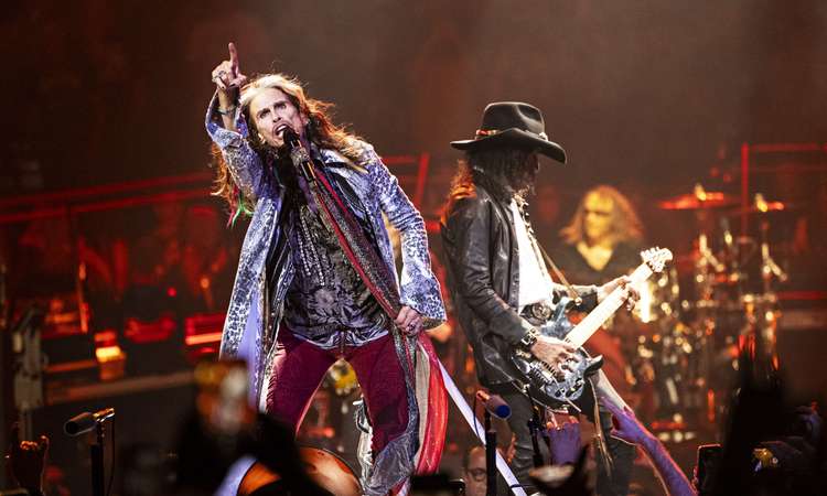 Aerosmith lõpetab tegevuse.