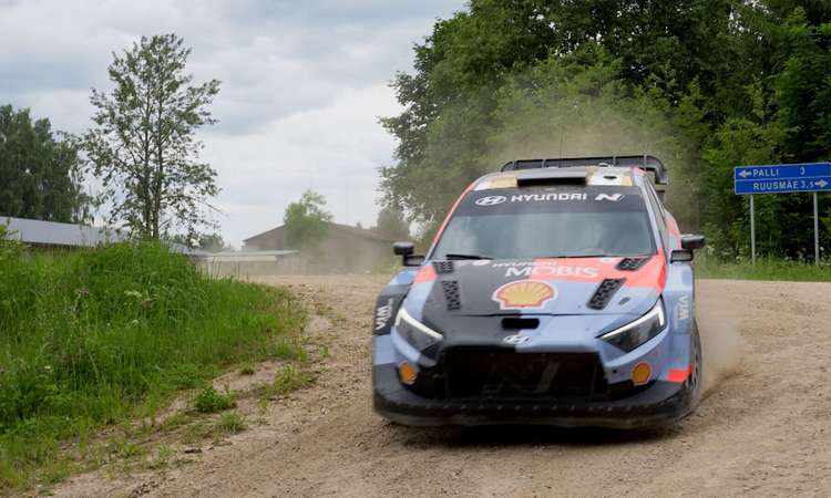 Maailmakuulsad ralliässad teevad Delfi Rally Estoniaks juba kõvasti sooja. Thierry Neuville masin sai Lõuna-Eesti kruusal juba korralikult kuuma. Reporter: Revo Raudjär