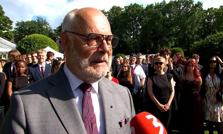 Täna avas president Alar Karis Kadrioru roosiaia väravad neile, kes on oma koolitee lõpetanud kõige silmapaistvamate tulemustega. Parimate lõpetajate vastuvõtt on saanud kauniks traditsiooniks, kus tunnustatakse noori, kelle jaoks üks pikk teekond on nüüd läbi ning järgmine alles algamas. Reporter: Tiina Laura Kimmel