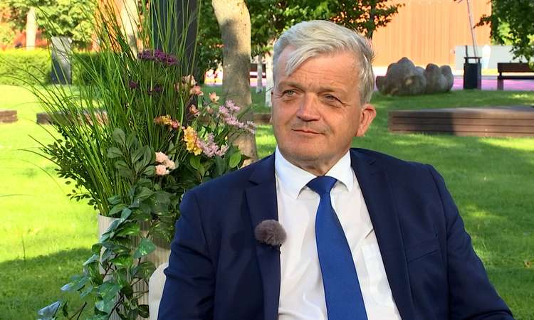 TV3 uudised: Peeter Raudsepp: lubasin, et kandideerin riigikokku 16.08.2026 Poliitikute kuumale toolile istub täna Tallinna linnapea Peeter Raudsepp, kelle Isamaa tõi poliitikasse sisuliselt musta hobusena. Täna tunnistab mees, et tema ambitsioonid on kommunaalpoliitkast suuremad. Reporter: Sven Soiver