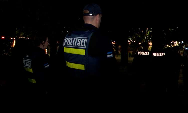TV3 uudised: Politsei reid paljastas kurva tõe: alaealised kuritarvitavad alkoholi 29.08.2026 Juba järgmisel nädalal alustavad noored taas uut kooliaastat. See tähendab, et oma vabadusest võeti sel reedel viimast. Politsei pani pealinnas noorte turvamiseks tänavatele 18 lisapatrulli, kellel tuli kahjuks õhtu lõpuks koju toimetada nii mõnigi joobes alaealine. Reporter: Christina Veinberg