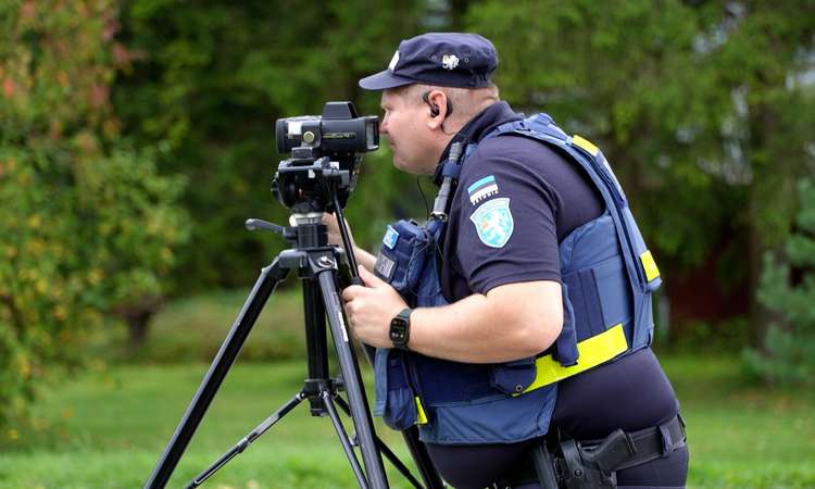 TV3 uudised: ette teada kiiruskontroll tuvastas hulga raske jalaga juhte 10.09.2026 Järva vallas korraldas politsei kiirusemõõtmise aktsiooni, millest teavitati inimesi sotsiaalmeedias juba ette. Vaatamata sellele leidus liikluses siiski juhte, kes lubatud sõidukiirusele vilistasid. Reporter: Virgo Pärn