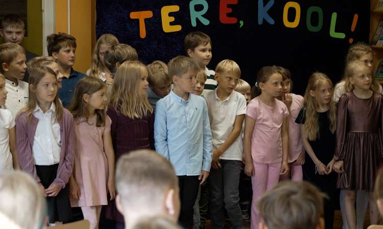 TV3 uudised: võitlus on läbi! Metsküla algkool avas uksed taas vallakoolina 01.09.2026 Läänemaal asuvas Metsküla algkoolis algas tänavune 1. september eriliselt rõõmsalt, sest pärast kaht aastat erakoolina tegutsemist on kool taas vallakool. Esimest klassi alustas heal uhkes üksinduses üks koolilaps. Reporter: Virgo Pärn