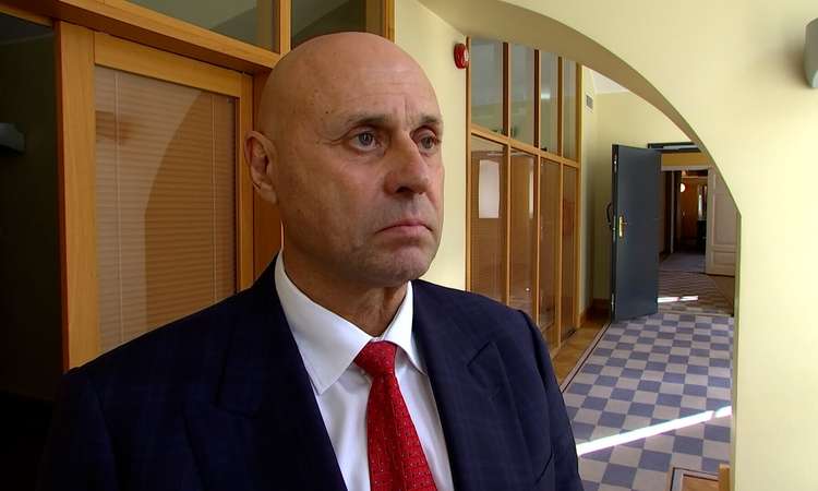 TV3 uudised: Even Tudeberg: mürsuhanke taga oli, kas rumalus või inimlik ahnus 28.09.2026 Riigikogu riigieelarve kontrolli erikomisjon jätkas palju küsimusi tekitanud mürsutehingute asjaolude arutamist. Komisjoni ees andis selgitusi ka mitme relvatööstuse esindaja Eestis Even Tudeberg, kes kritiseeris teravalt tehingute korraldamist. Avalikud allikad seostavad Tudebergi muu hulgas laskemoona tootmise kavadega Eestis. Reporter: Sven Soiver