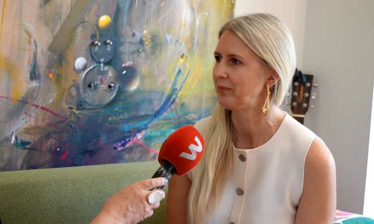 TV3 uudised: retroarmastajast turundaja kodus leiab nii ajastutruusid mööblitükke kui ka nõusid 19.09.2026 Turundaja ja kinnisvarainvestor Liina Pulges on 4-lapselise pere ema, kellel on oma monotükid ja retromööblit täis maja. Tema retrokollektsioonist ei puudu nii kõigile ajastut tundvatele inimestele tuttavad täpitassid ega täpilised kuivainete purgid, rääkimata vanaaegsetest lambikuplitest. Reporter: Sirje Eesmaa
