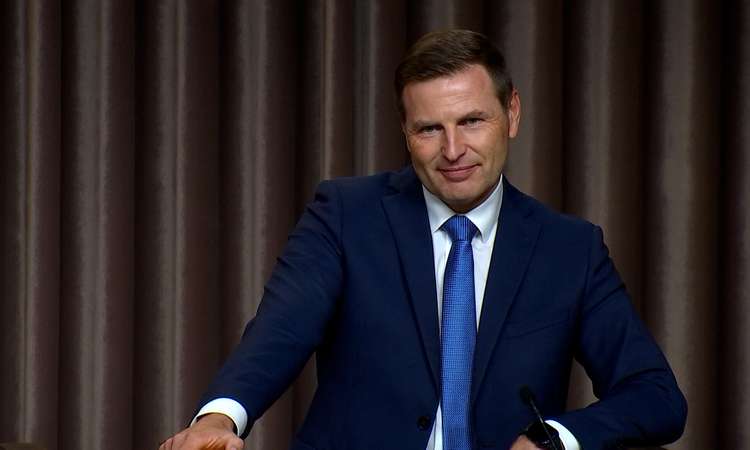 TV3 uudised: kellest saab uus kaitseminister? Hanno Pevkur pani ameti maha 03.09.2026 Kaitsevaldkonna rahaliste segaduste tõttu tagasiastumisest teatanud Hanno Pevkur jätkab ametis seni, kuni uus kaitseminister on ametisse astunud. Reformierakond hakkab tema mantlipärijat alles otsima, samal ajal nõuab opositsioon poliitilist vastutust ka peaminister Kristen Michalilt. Reporter: Sven Soiver