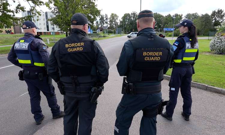 TV3 uudised: Ühe ööga 7 illegaali! Soome ja Eesti piirivalvurid viisid illegaalide tabamiseks läbi ühispatrulli 01.09.2026 Rändesurve Eestile on endiselt suur. Ainuüksi viimase öõpäeva jooksul peeti kinni 7 illegaalselt riigis viibijat. TV3 Uudised käisid täna Valgas kaasas politseioperatsioonil, mille eesmärk oli tuvastada riigis ebaseaduslikult viibijaid. Reporter: Kadri Pikhof