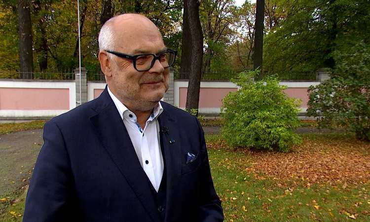 TV3 uudised: president Karise viimased päevad ametis. Mis tekitab talle endiselt muret? 10.10.2026 Juba esmaspäeval annab ametivande Eesti Vabariigi uus president Ülle Madise. Ametist lahkuv riigipea Alar Karis andis TV3 uudistele ühel oma viimastest tööpäevadest veel pikema intervjuu, kus tõdes, et rahva madal usaldus oma riigi vastu tekitab talle enim muret, lisaks jagas Karis oma plaane, mis saab edasi kui riigijuhtimine on edasi antud. Reporter: Christina Veinberg