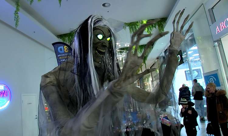 TV3 uudised: täna tähistatakse Halloweeni 31.10.2026 Halloween toob täna õhtul ja öösel pidutsejad tänavatele ning ettevalmistused käisid mitmel pool juba ka täna päeval. Püha on Eestis sedavõrd populaarseks saanud, et politsei jagab soovitusi, kuidas seda turvaliselt tähistada. Reporter: Sven Soiver