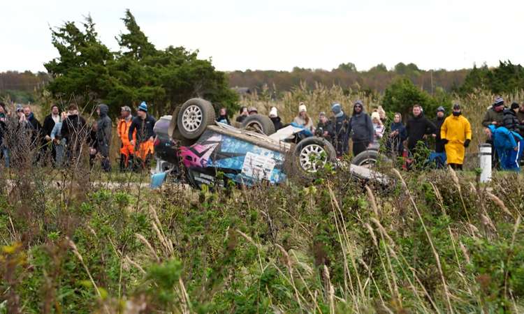 TV3 uudised: Saaremaa ralli pakkus palju närvekõditavaid hetki 10.10.2026 Täna peeti 59. Saaremaa rallit. Tänane päev on toonud nii elevusttekitavaid sõite kui ka väga hirmutavaid hetki. TV3 uudistekaamera ette jäi suisa kaks ralliauto katuselekeeramist. Reporter: Liisa Aadussoo