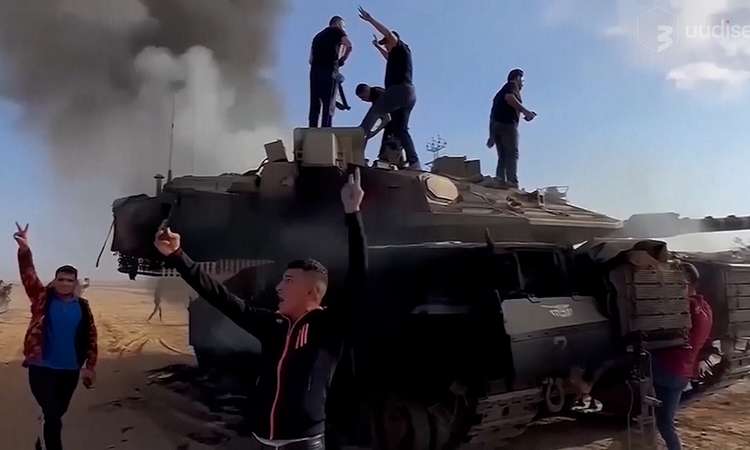 TV3 uudised: kolm aastat tagasi alanud sõda Gazas pole siiani saanud lahendust 7.10.2026 Kolm aastat tagasi šokeeris Hamas Iisraeli ulatusliku koordineeritud rünnakuga üle piiri ja tappis üle 1500 inimese. Iisrael astus terrorirünnaku korraldajaga sõtta, mis pole seni läbi. Reporter: Tarmo Maiberg