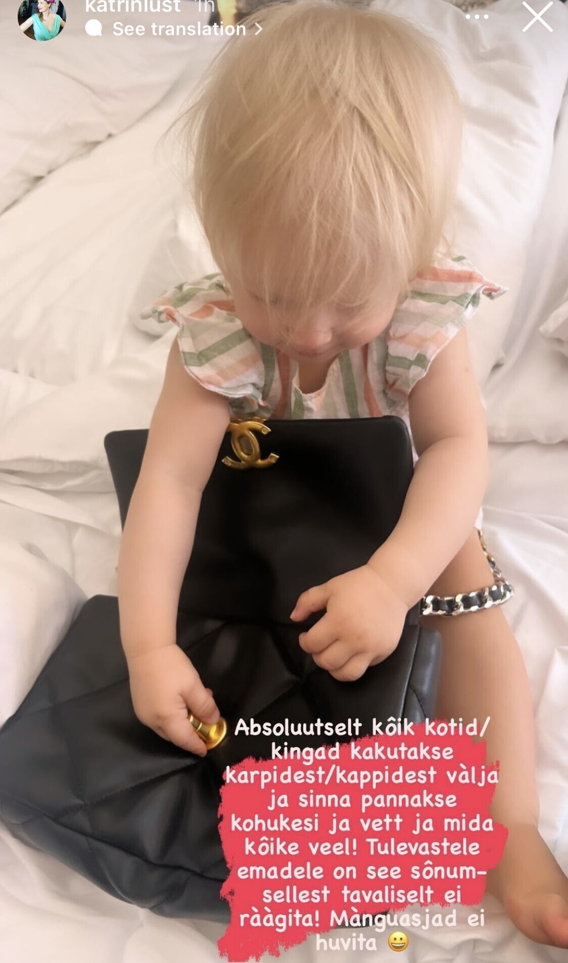 Katrin Lusti tütar Chaneli kotiga mängimas