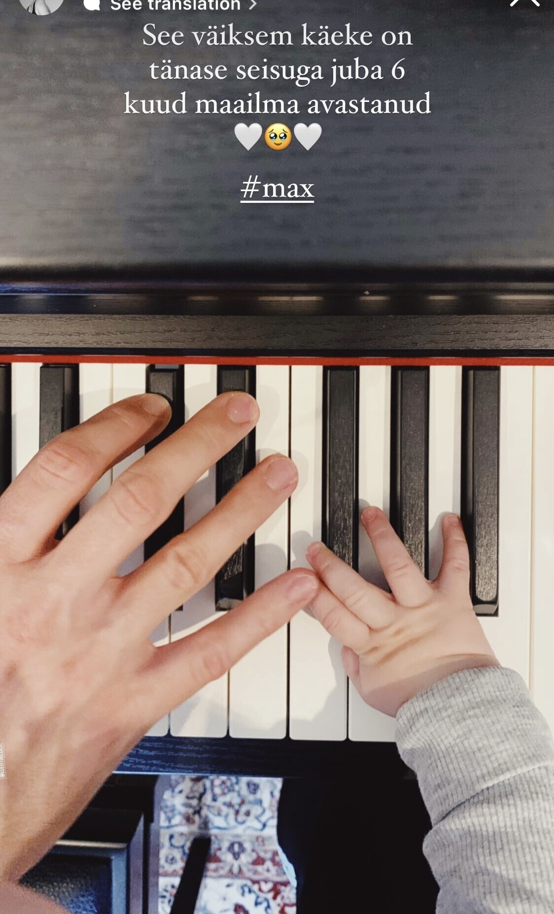 Piret Järvis-Milderi poja väike käsi klaveril