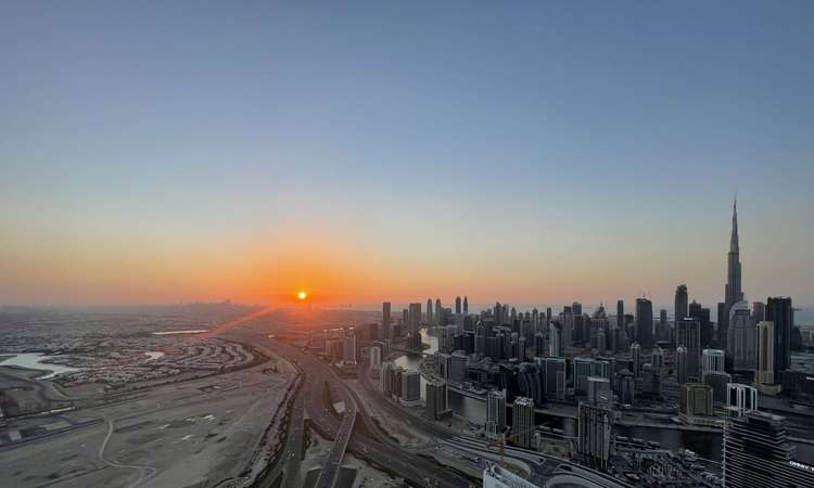 Päikeseloojanguga vaade Dubai downtown`ile