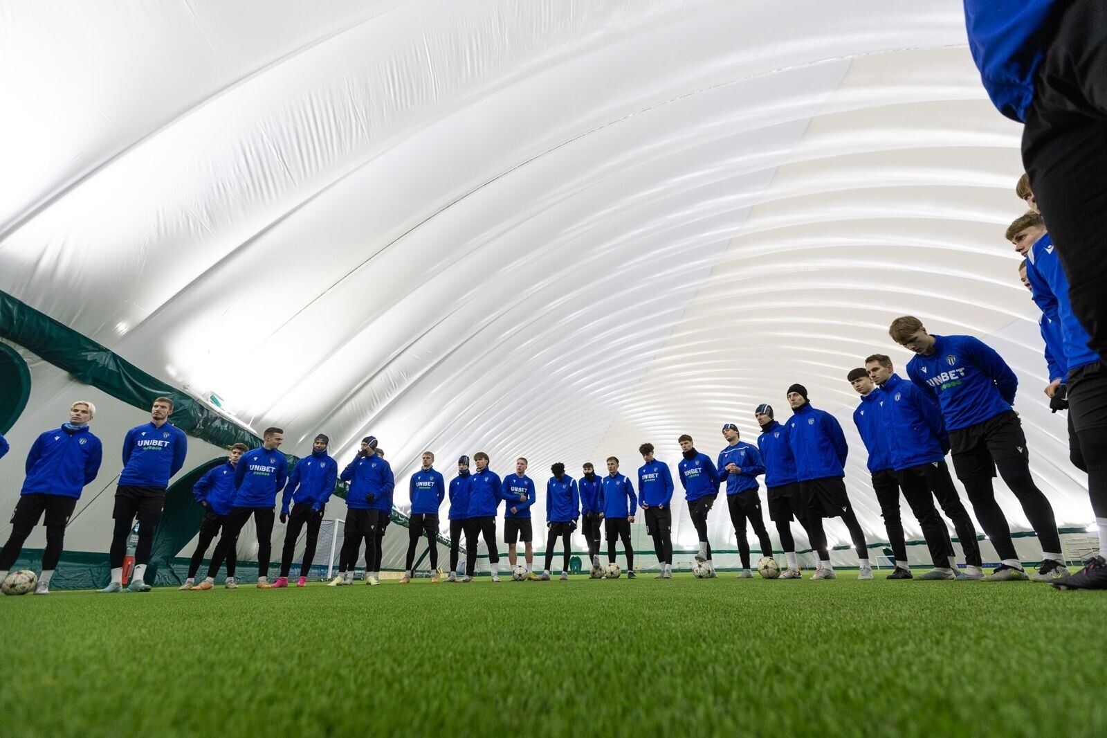 Mustamäele rajatud Raja jalgpallihallis toimus täna, 26. jaanuaril JK Tallinna Kalevi meeskonna esimene ametlik treening