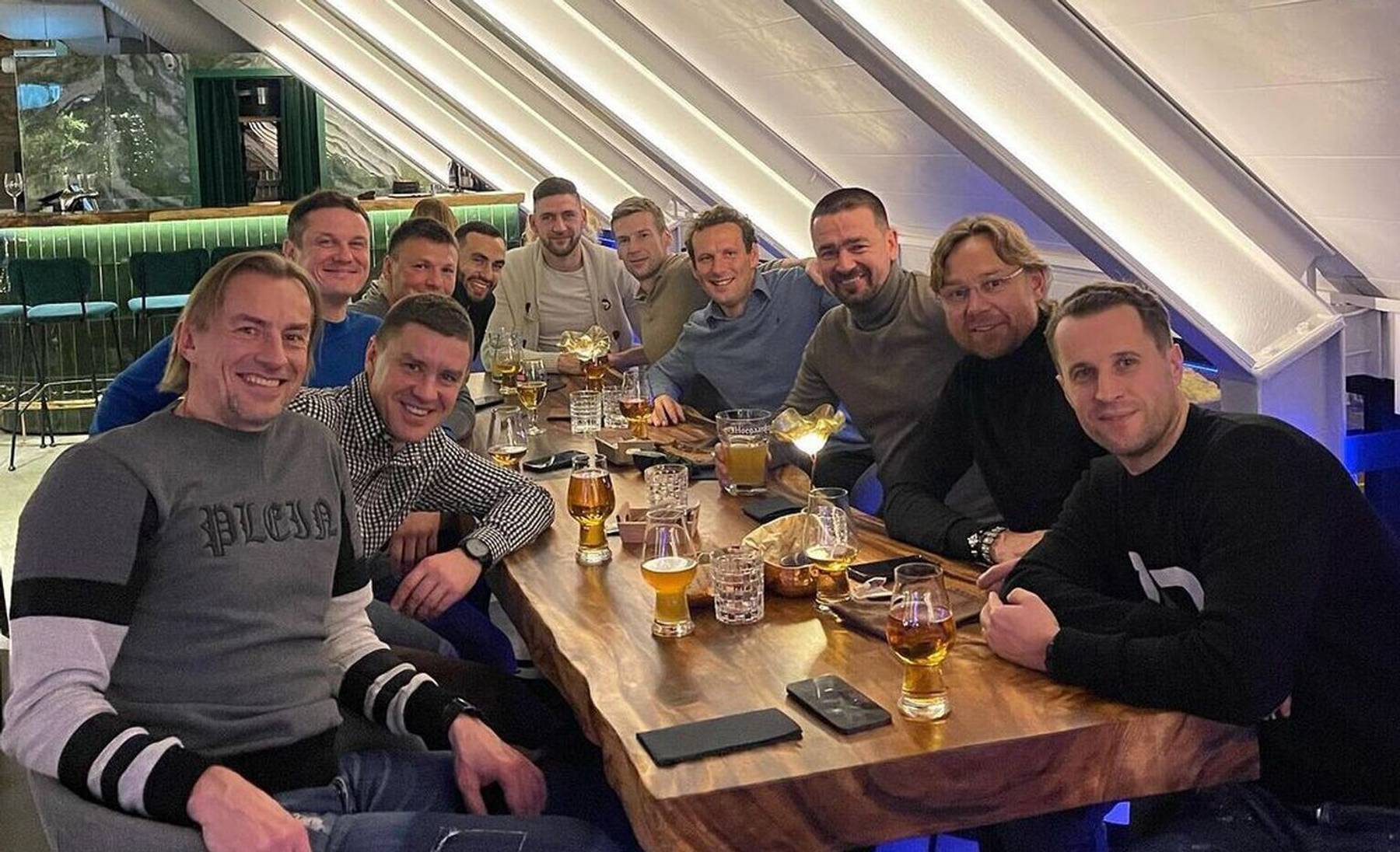 Endised ja praegused Eesti jalgpallikoondislased veetsid aega koos Venemaa koondise peatreeneri Valeri Karpiniga.
