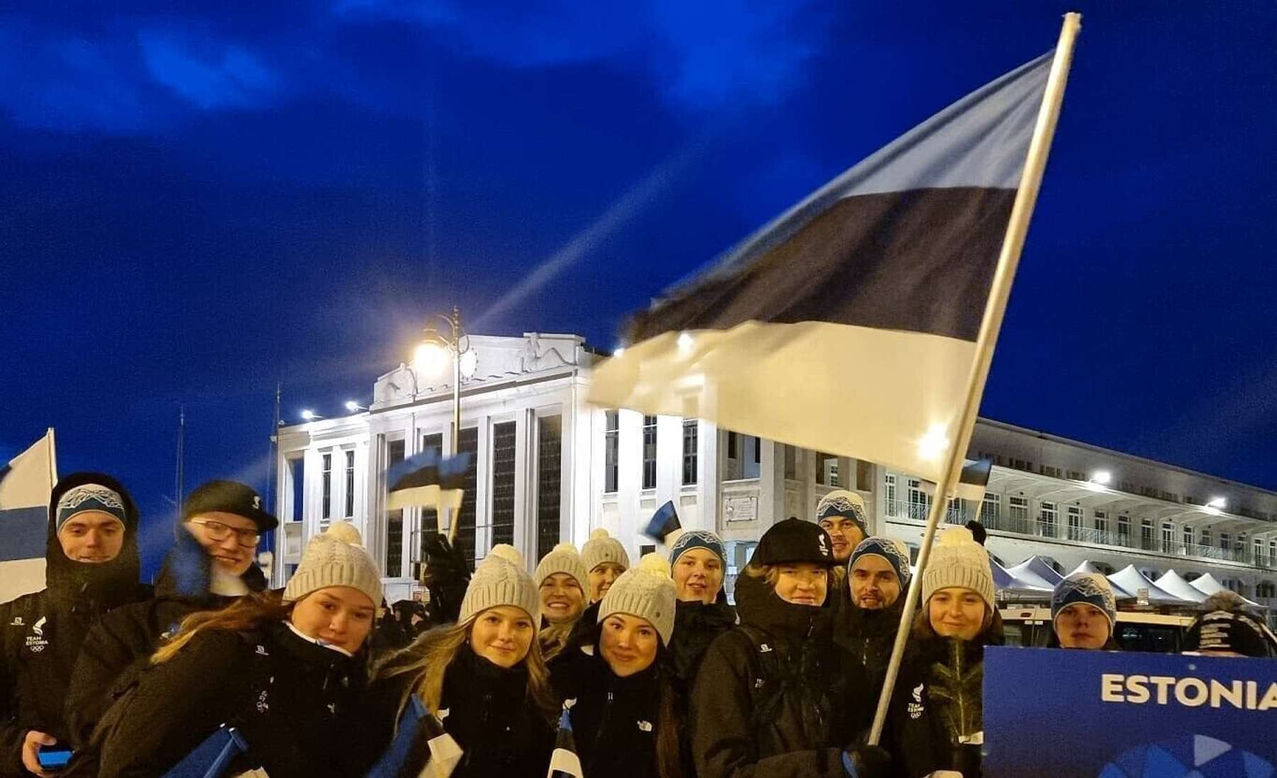 Eesti lippu kannavad freestyle-suusatajad Mirjam Revjagin ja Henry Sildaru