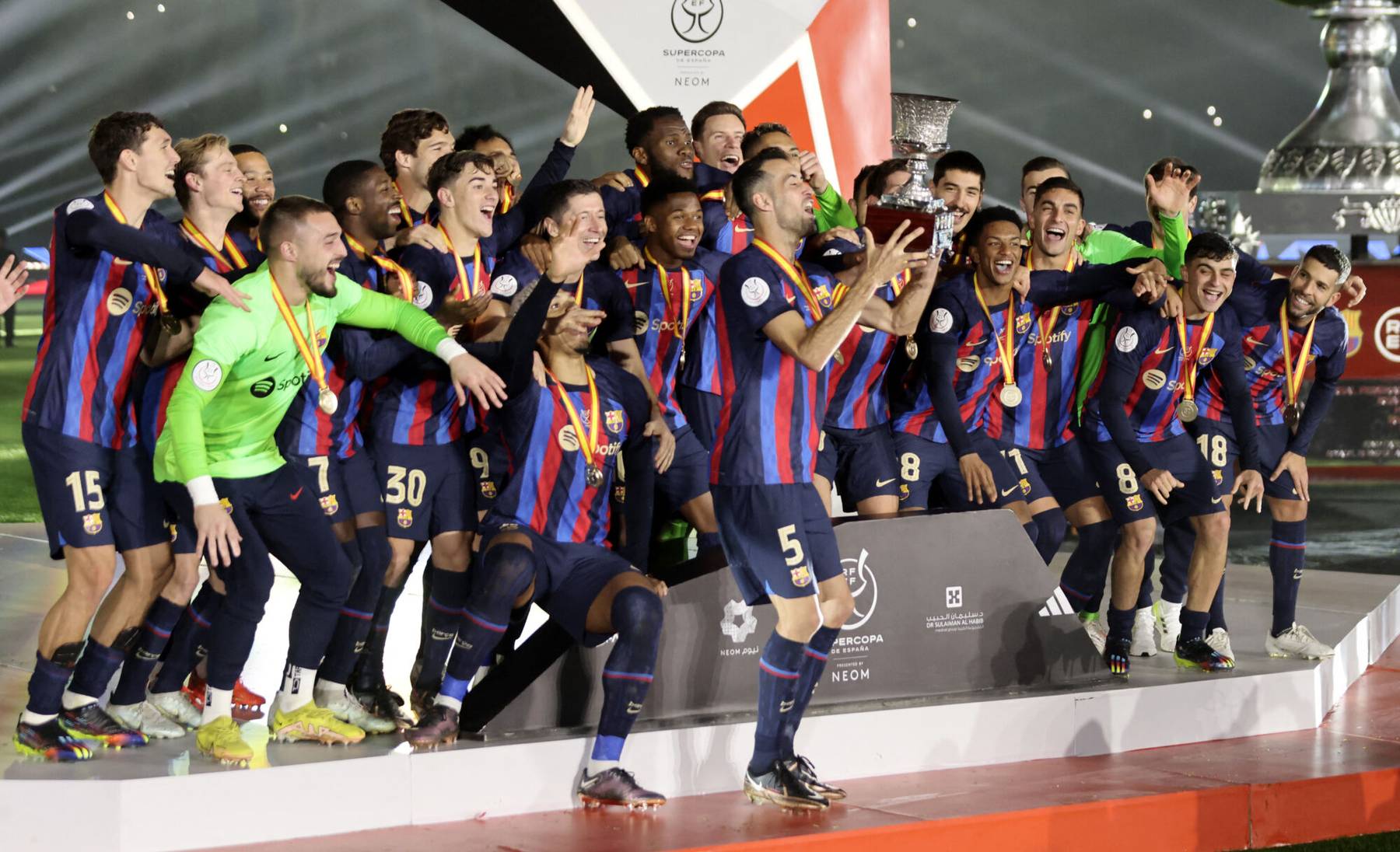 Barcelona mängijad tähistamas Superikarika võitmist