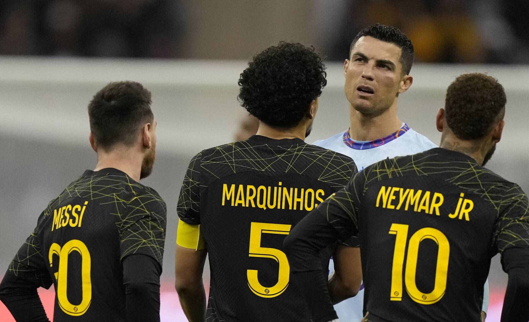 Ees tumedates särkides PSG mängijad ja taga heledas Ronaldo