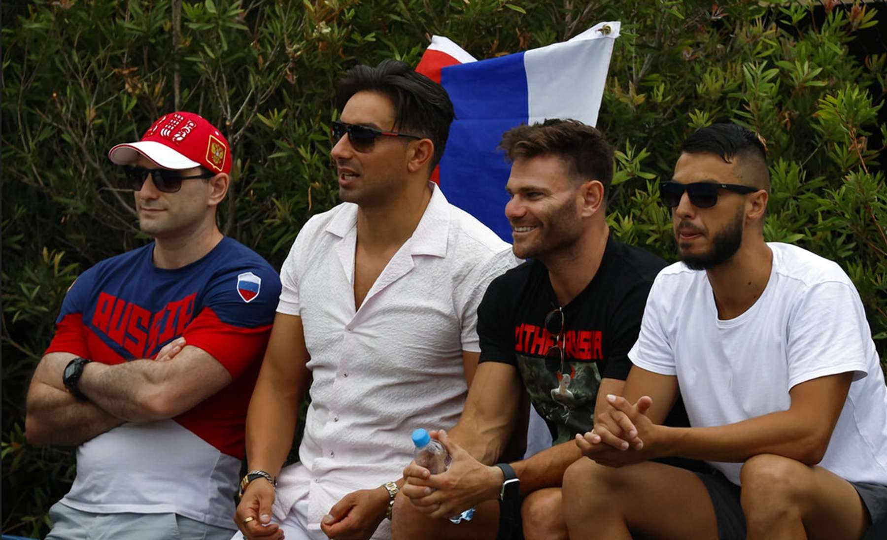 Venemaa lipp ja neli arvatavat tennisefänni