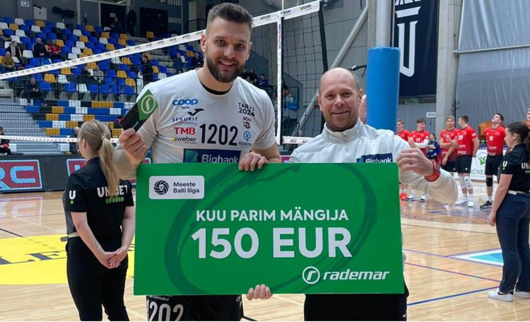 Auhinna andis Matej Šmidlile üle Bigbank Tartu peatreener Alar Rikberg (paremal)